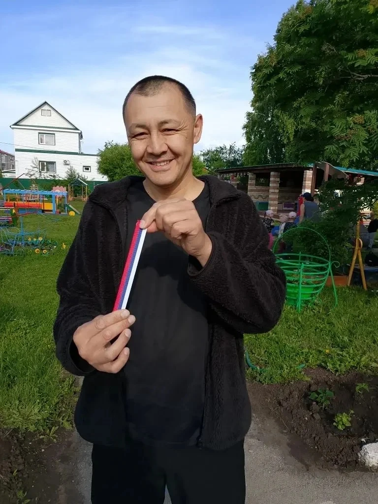 Коллектив детского сада «Белоснежка» с гордостью присоединились к акции «Российский триколор», приур