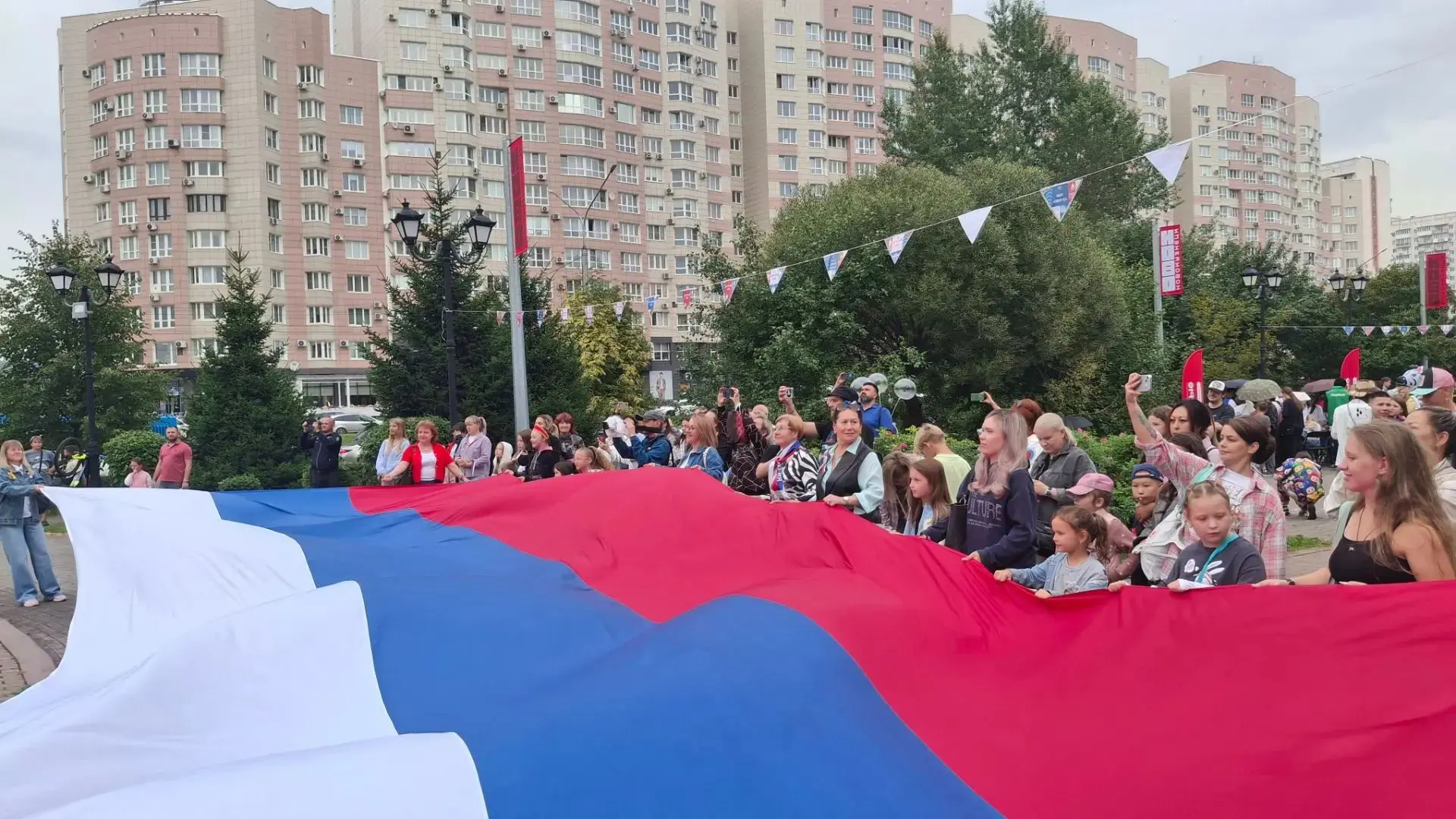 «Под гордым флагом мы едины»: праздник в сквере Ермакова