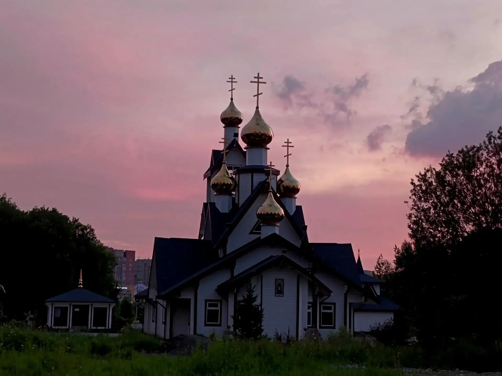 Красивый сегодня закат в Череповце. 😊😊😊

Автор: Сергей Морозов.