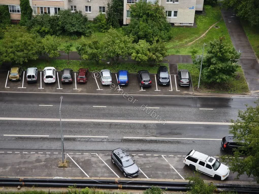 Вчера нанесли разметку на парковке вдоль улицы Вернова. Лучше бы ничего не делали.