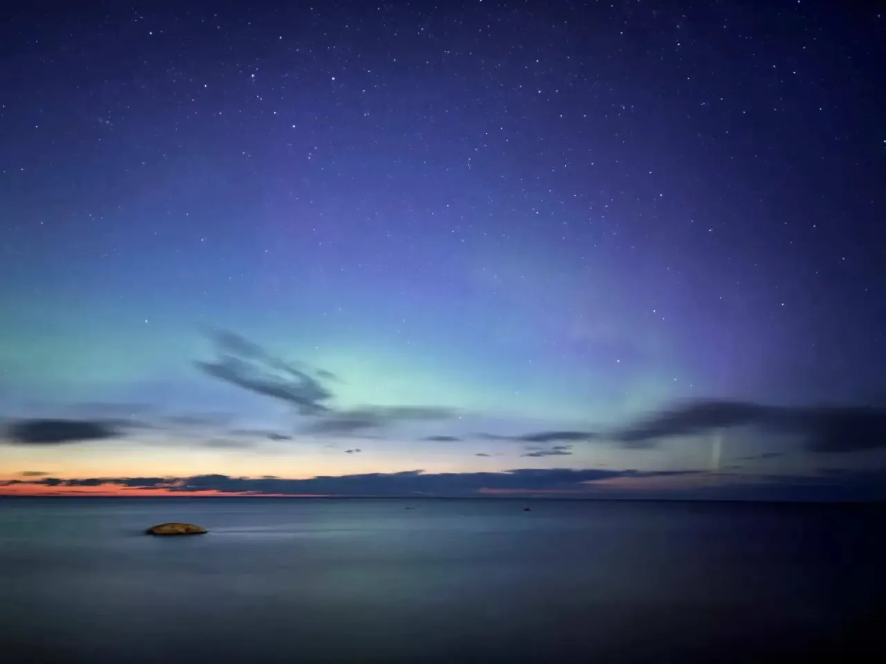 🌌 Майское северное сияние озарило небо в Ленобласти  В ночь на вторник, 5 мая, в Ленинградской облас