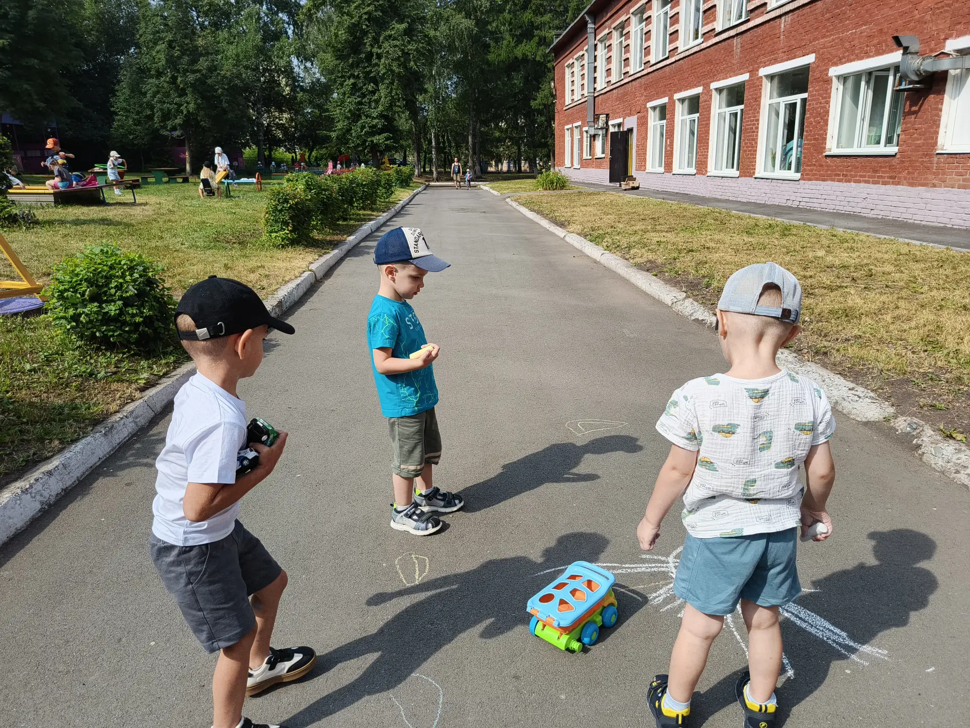 На прогулку мы ходили, весело нам очень было.