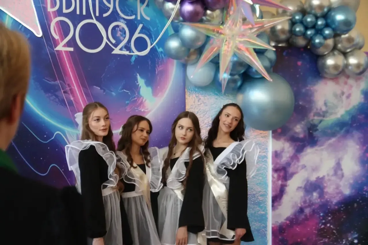 Поздравляем выпускников школы 27 с последним звонком! Желаем новых открытий, радостных побед, покоре
