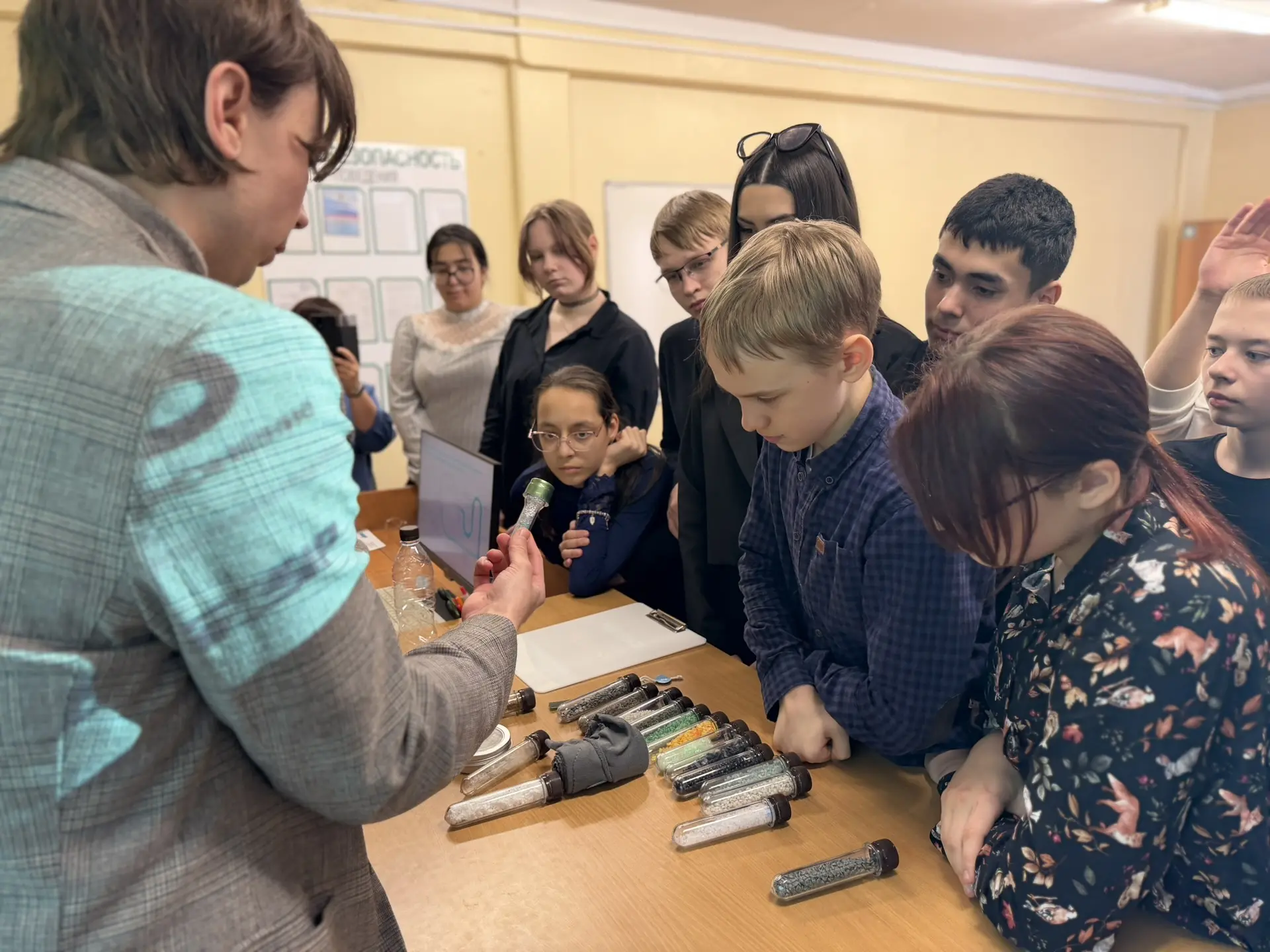 Совёнок на связи! 🦉  Сегодня в нашей школе случилось нечто особенное — у 8 «А» прошёл необычный урок