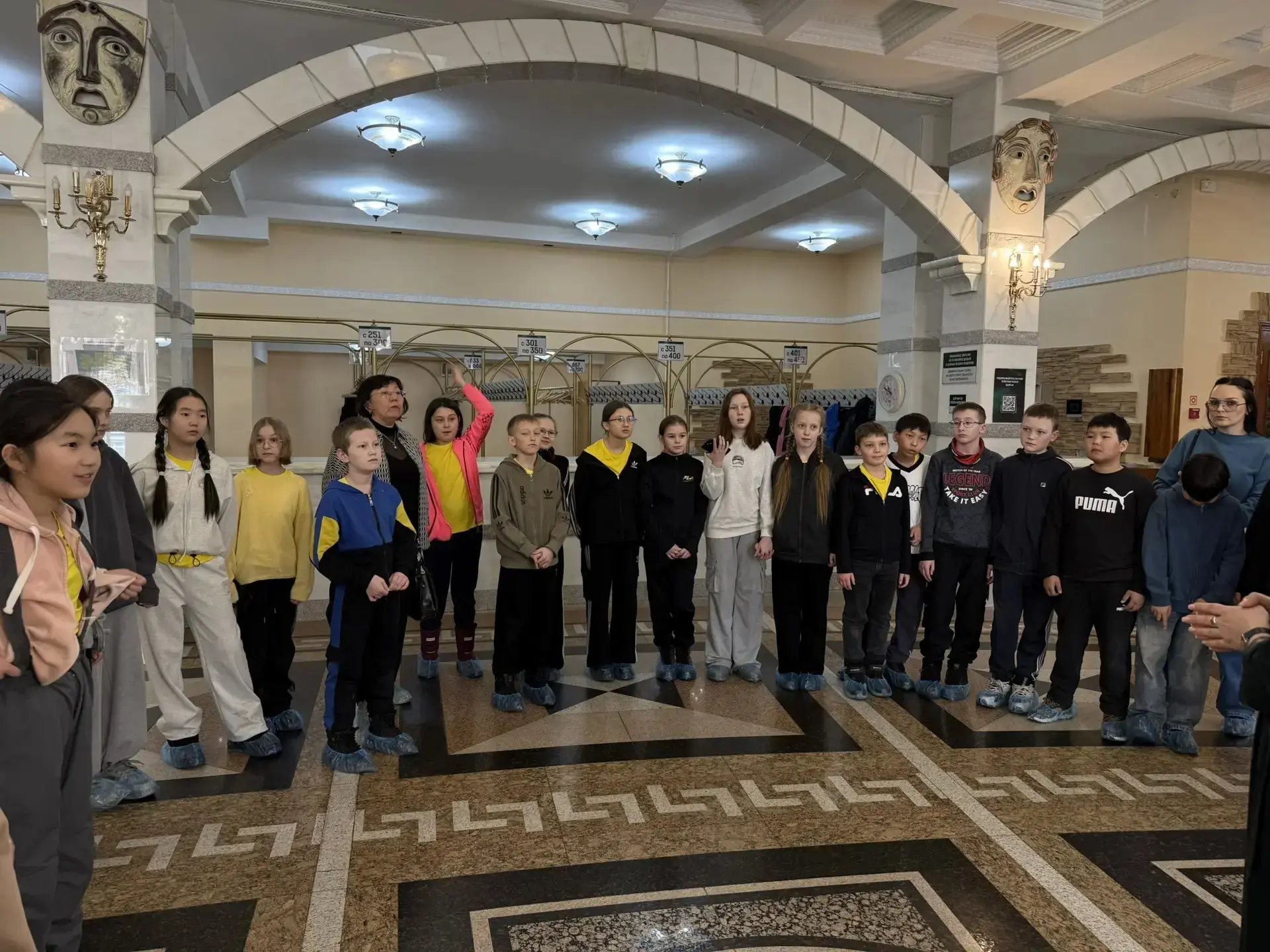 ✨ Волшебное путешествие за кулисы! ✨  ❓А вы знаете, где в театре прячутся волшебные шляпы? А кто заж