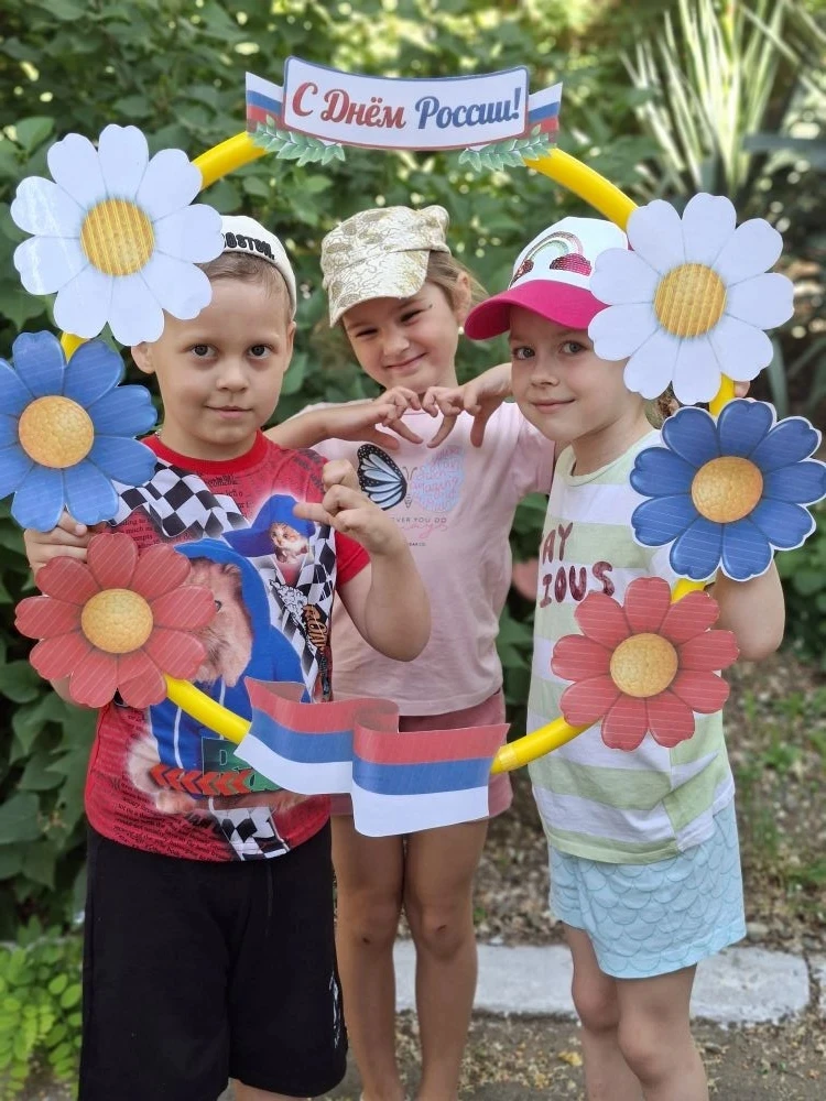 🤍💙❤️ В наших сердцах

В День России, мы часто слышим торжественные речи и видим главные символы ст