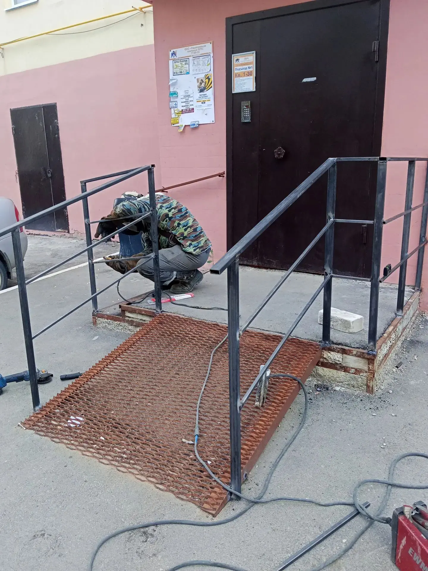 Монтаж перил на входной группе 1 подъезда дома 22 по ул. им. Исаева Н.В.