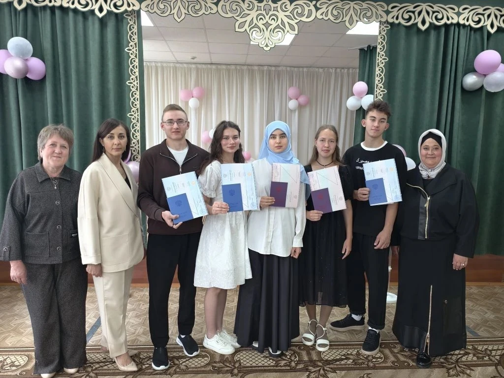 Кадерле чыгарылыш сыйныф укучылары! Сезне чын күңелдән чыгарылыш кичәсе белән котлыйбыз! Бүген сезне