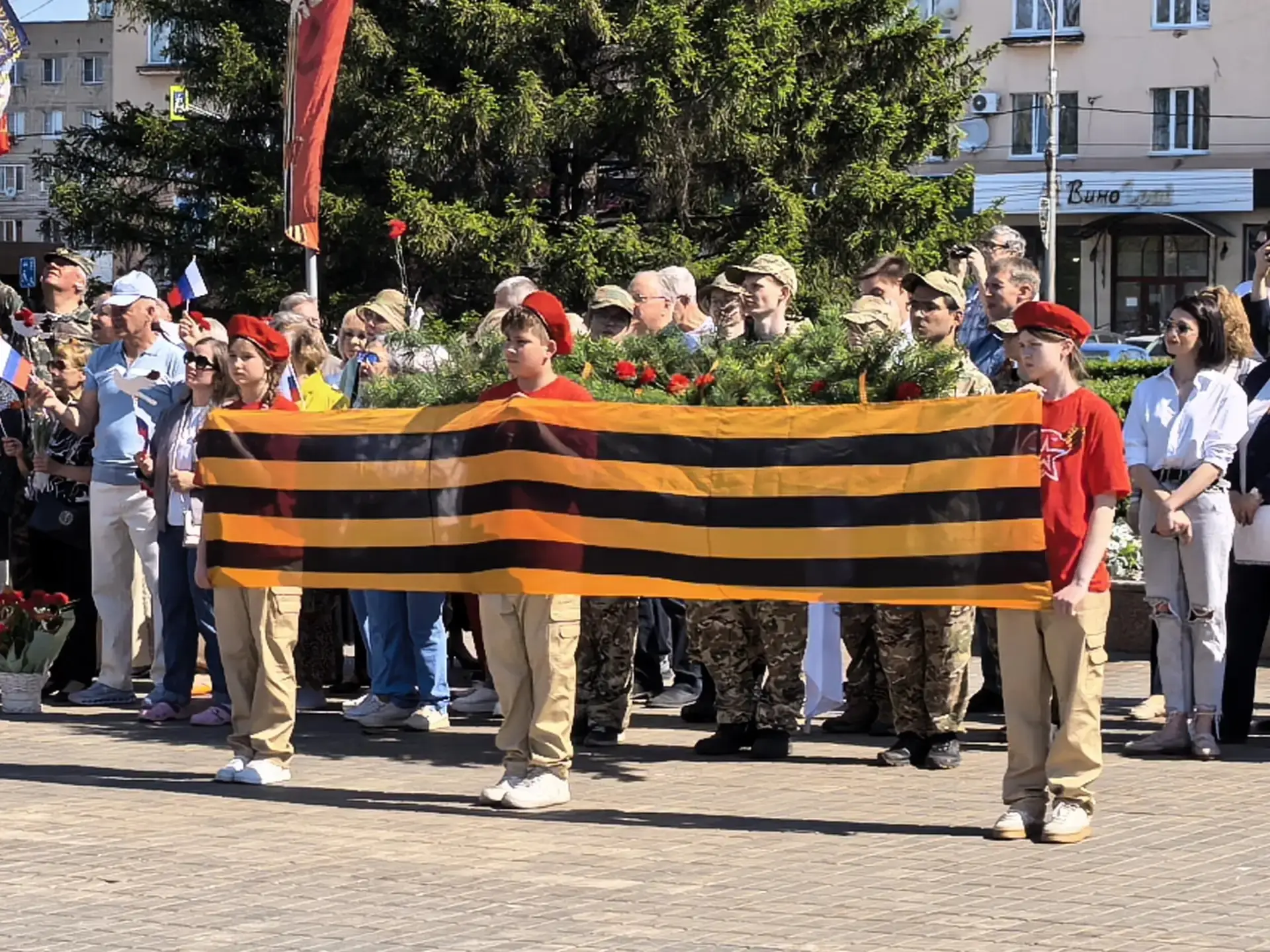 🇷🇺 8 мая наш Лицей принял участие в памятной акции «Преемственность поколений», посвящённой Дню Побе