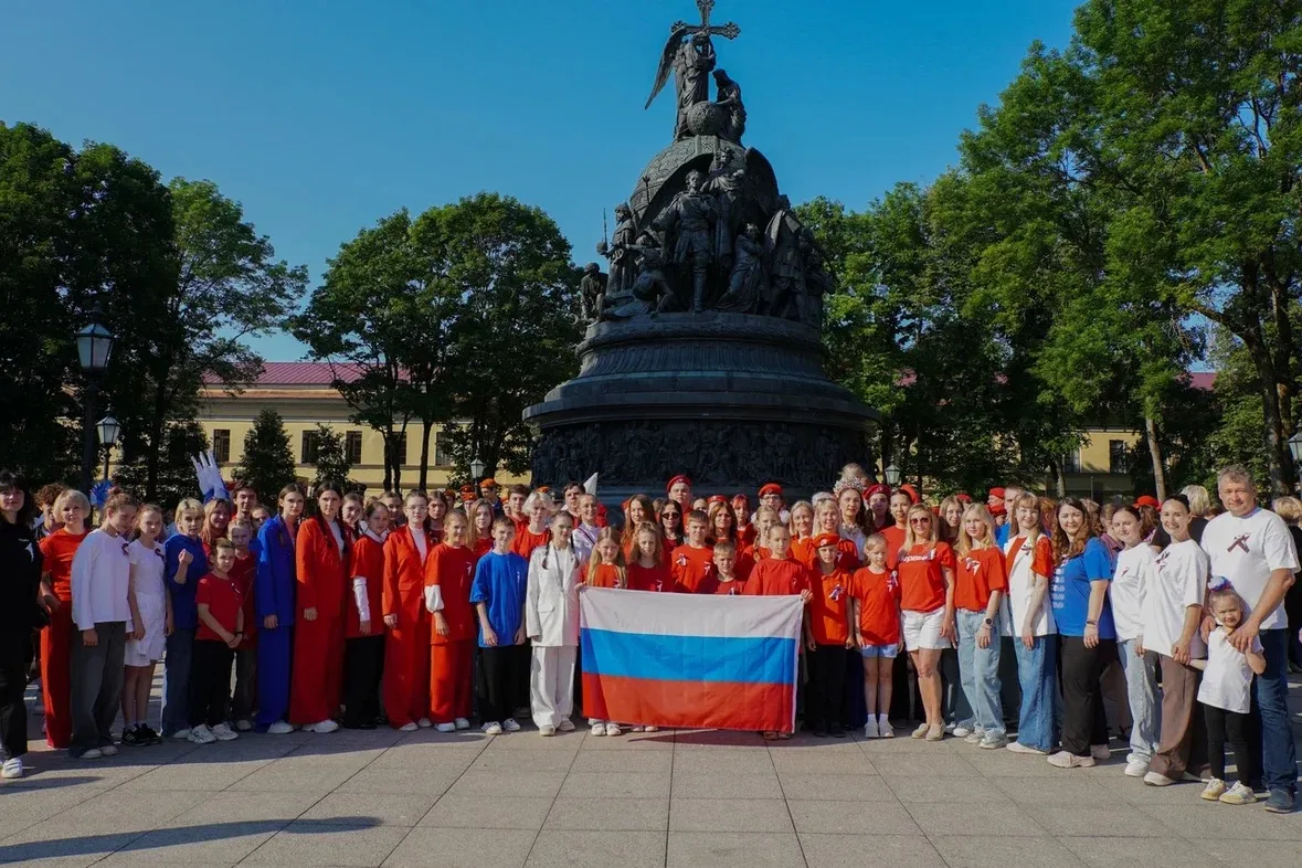🇷🇺🇷🇺🇷🇺 День России в стенах Новгородского Кремля начался очень колоритно !  

Активисты Движен