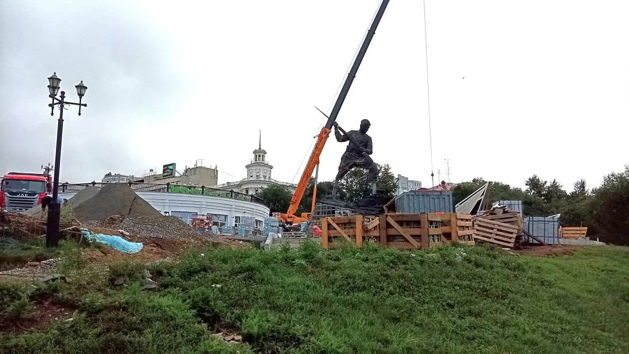 🗿 15-метровую статую установили над набережной