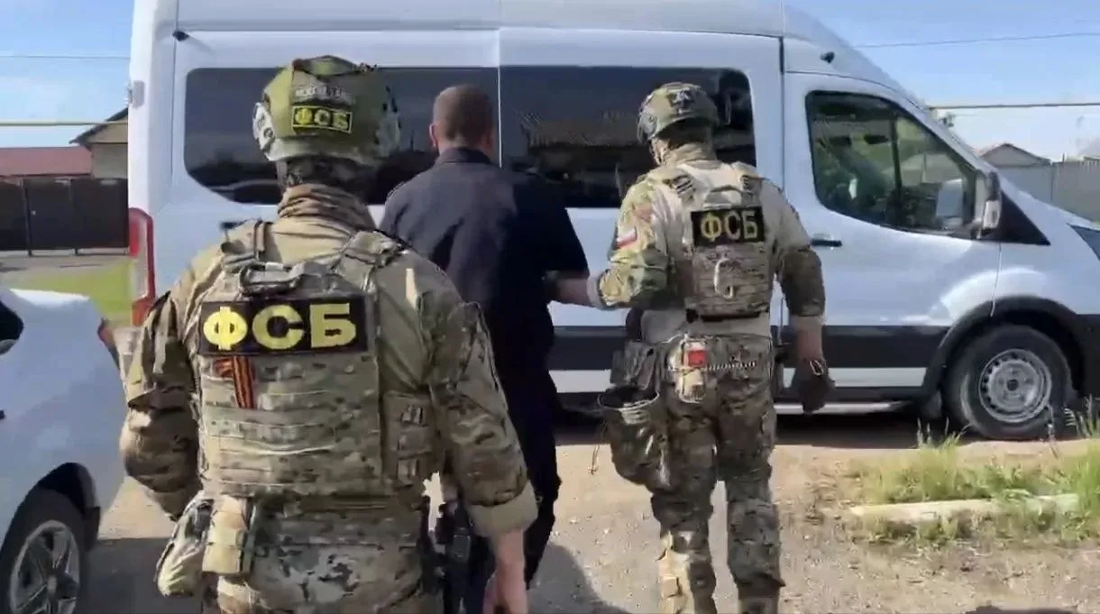 🚨 Майора полиции из Чесменского района задержали за превышение полномочий  Сотрудники ФСБ совместно 