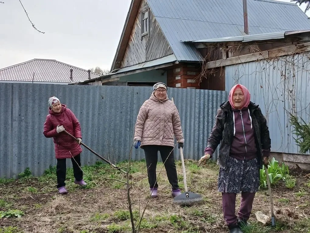 «Мы за чистое село!»  В рамках санитарно-экологического двухмесячника в деревне Азьмушкино прошёл ма