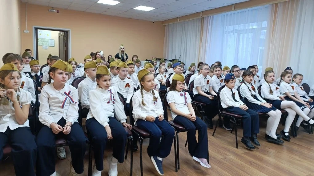 🇷🇺 Накануне Дня защитника Отечества в нашей школе прошёл трогательный фестиваль солдатской песни сре