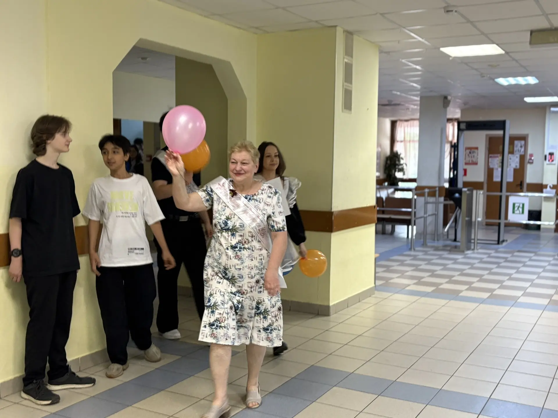 Тёплые моменты большой школьной семьи❣️  🎊Вчера в корпусе «Бунин» для 11 «А» класса прошёл «Живой ко