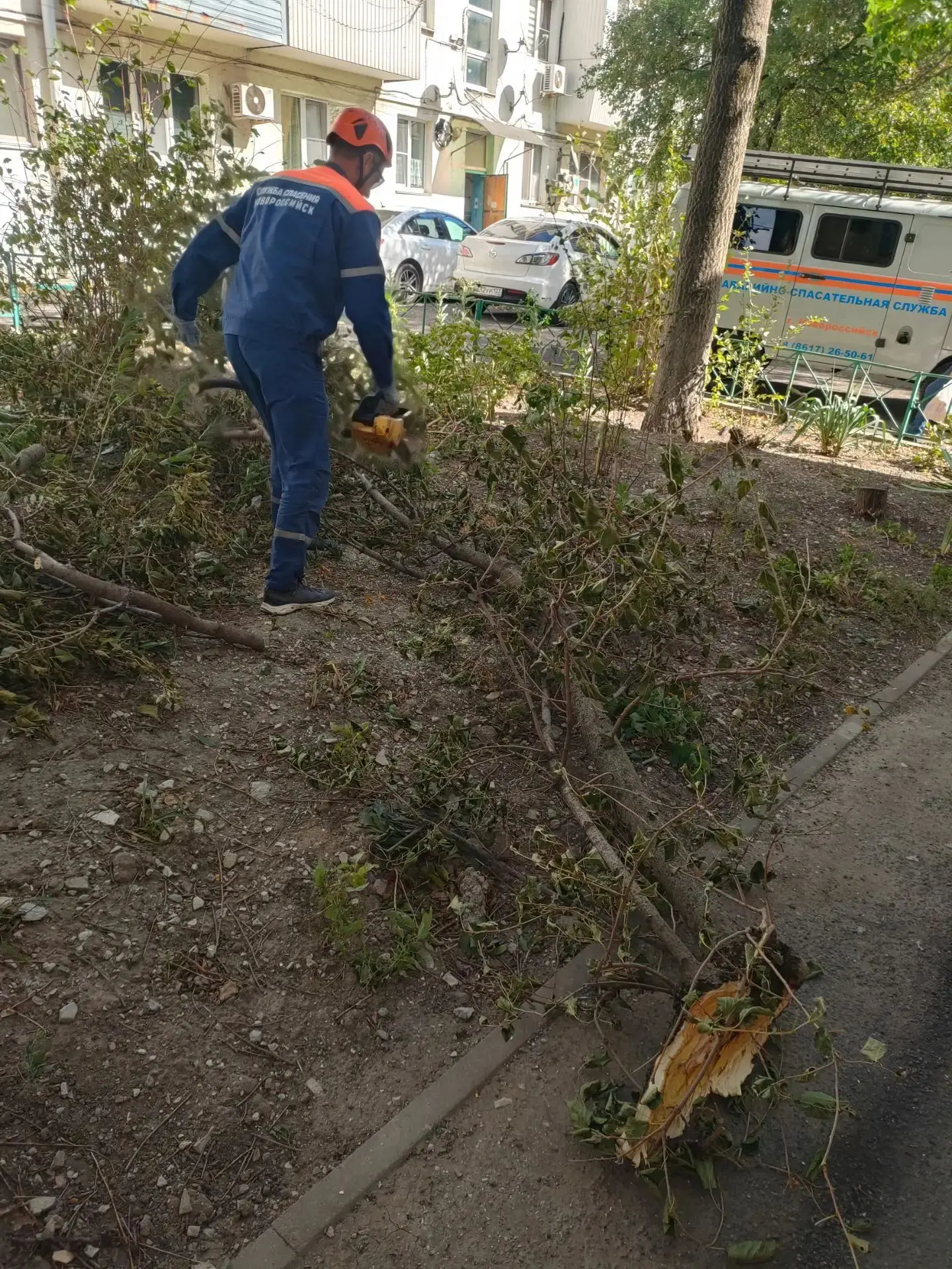 В Восточном внутригородском районе ведётся  работа по устранению последствий сильного в...