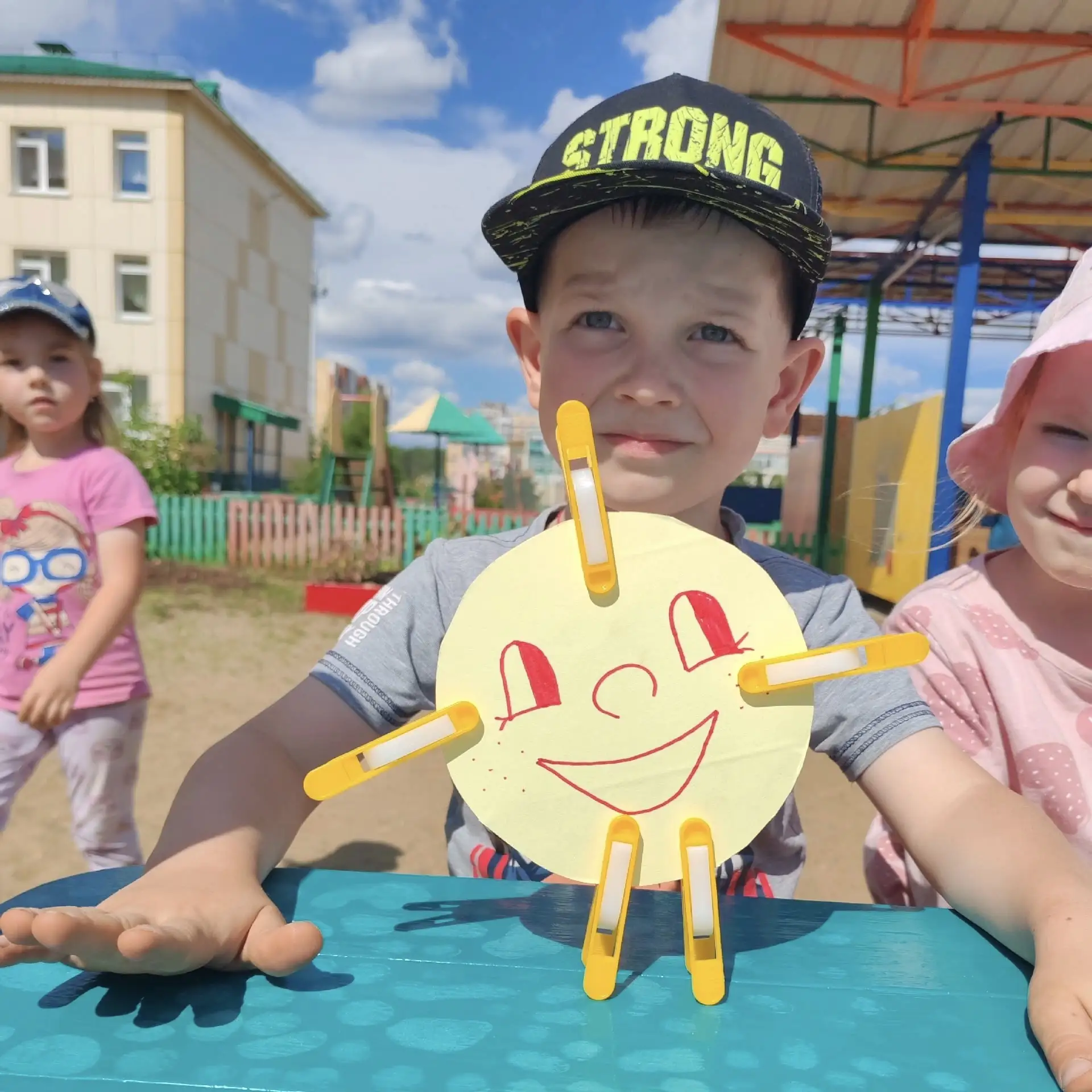 ☀️ В «Морских котиках» и «Золотых рыбках» прошёл по-настоящему солнечный день!

Ребята мастерили вес