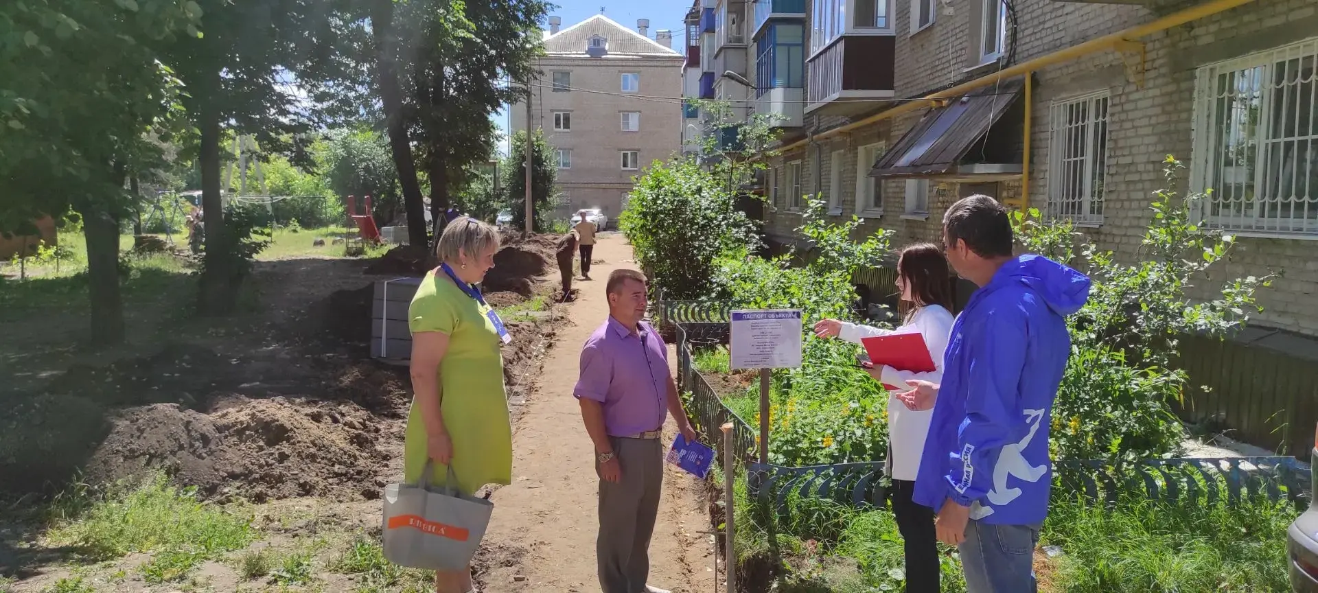 В городе Канаше по улице Фрунзе дом 1 ведутся работы по благоустройству придомовой территории. Заказ