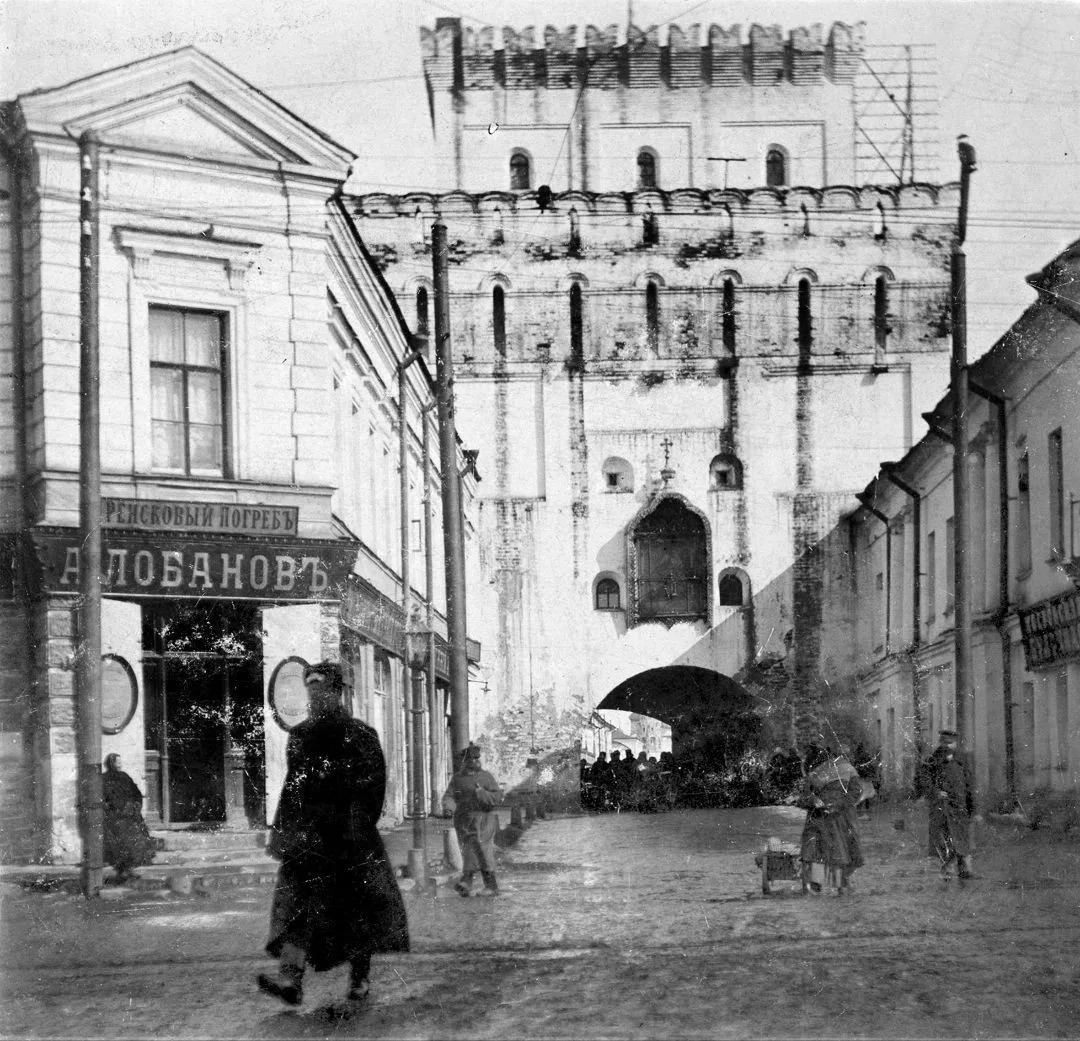 Ярославль, Знаменская (Власьевская) башня, начало XX века. Справа - дом Салтыковых-Собо...
