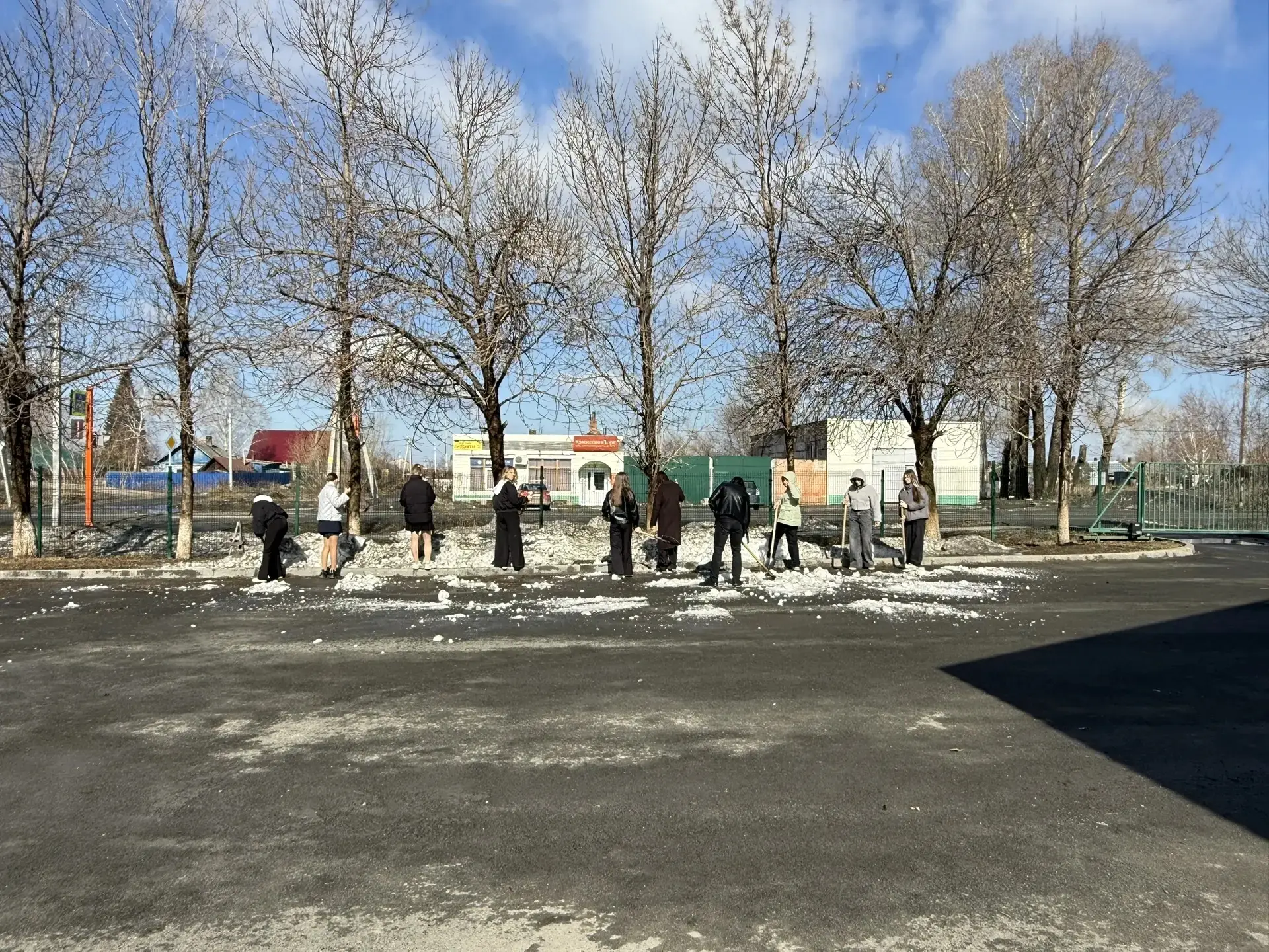✅Начало всероссийскому субботнику положенно, стараемся побыстрее очистить школьный двор от снега. Се