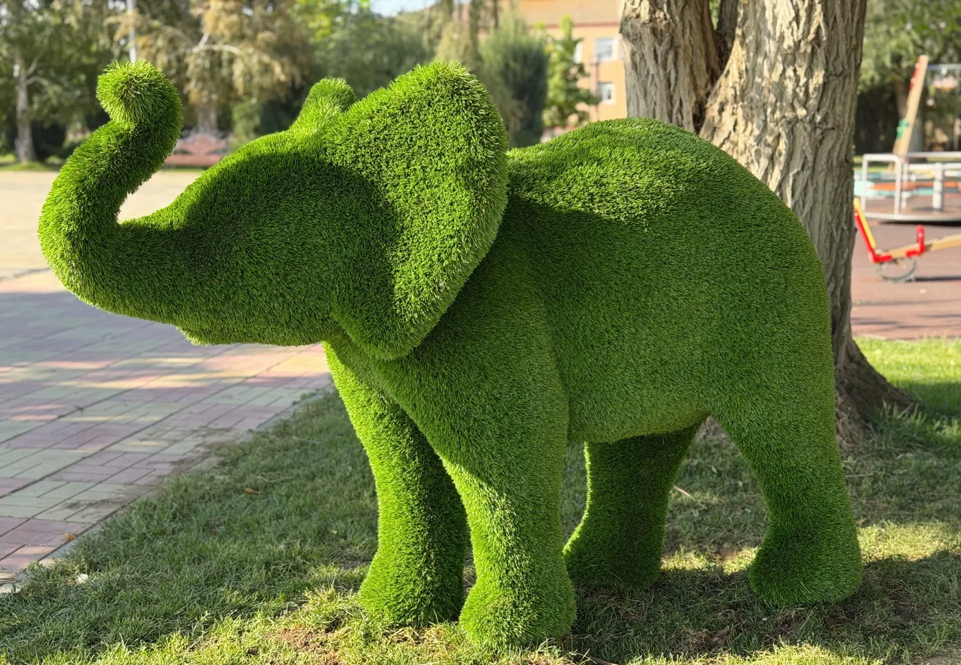 В центральном сквере появились новые арт-объекты 🐘