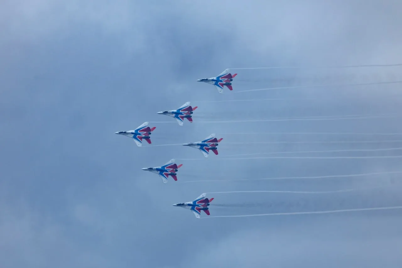 В День России над Кронштадтом взлетели "Стрижи" и "Русские витязи"

Авиашоу прошло в рамках военно-м