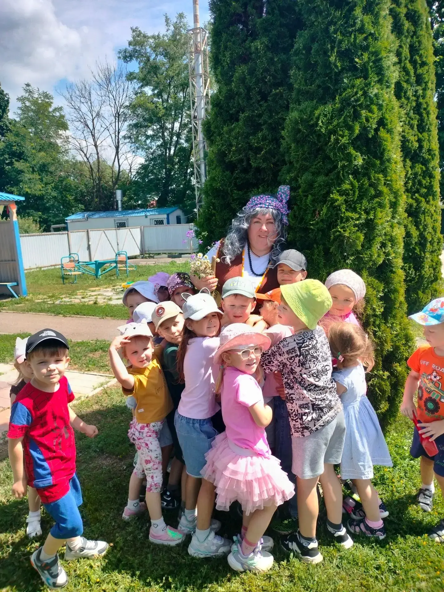 В нашем детском саду прошёл необычный праздник "
🎉День рождения Бабы Яги"!🪻🌺🌹
 Самый известный и