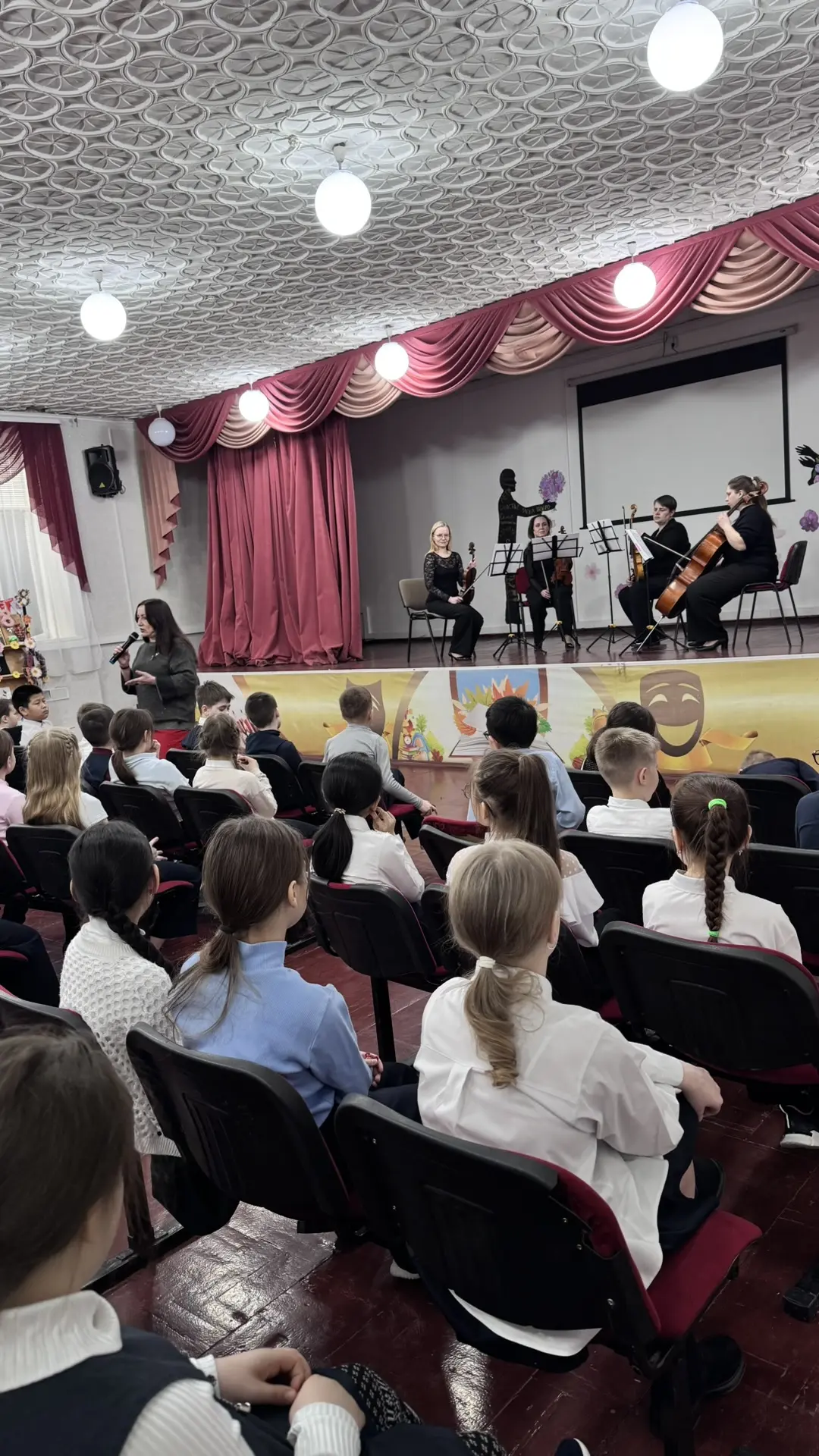🎶КОНЦЕРТ СТРУННОГО КВАРТЕТА ОРКЕСТРА "КАМЕРАТА СИБИРИ"🎶  Сегодня ученики 3-х классов погрузились в а