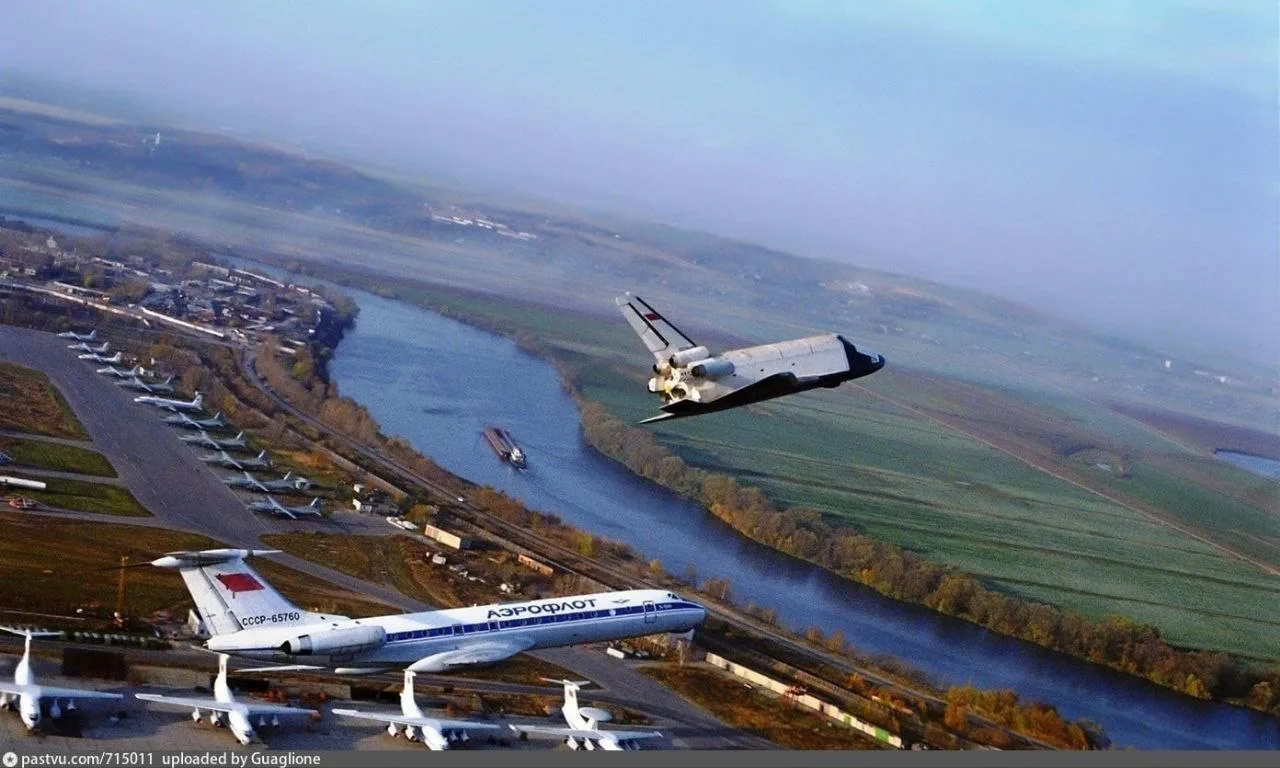 Ту-134АК СССР-65760 и БТС-002 ОК-ГЛИ в полете 5 октября 1987 г. над аэродромом ЛИИ в Жу...