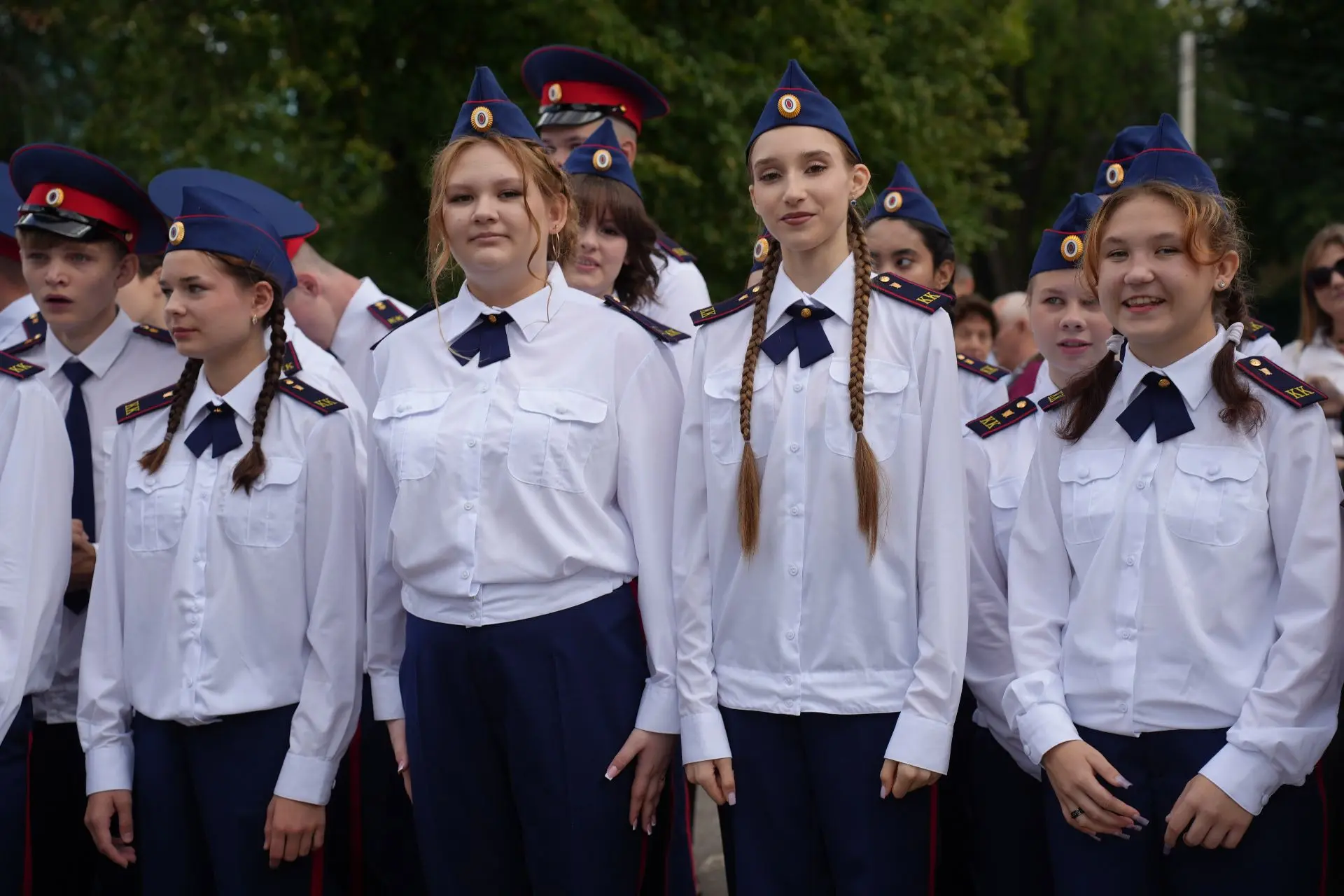 Поздравляю педагогов, учащихся, родителей и всех жителей нашего города с Днём знаний!