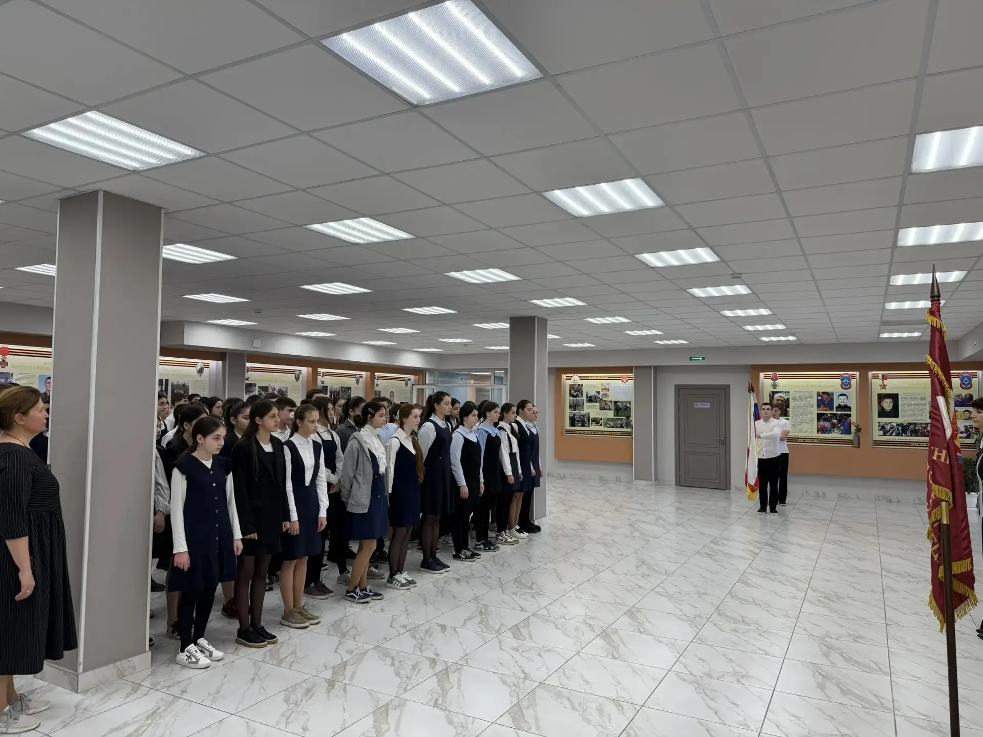 📍В понедельник состоялась линейка для обучающихся 7-х классов. 

📍Подведены итоги 3 четверти, нагр