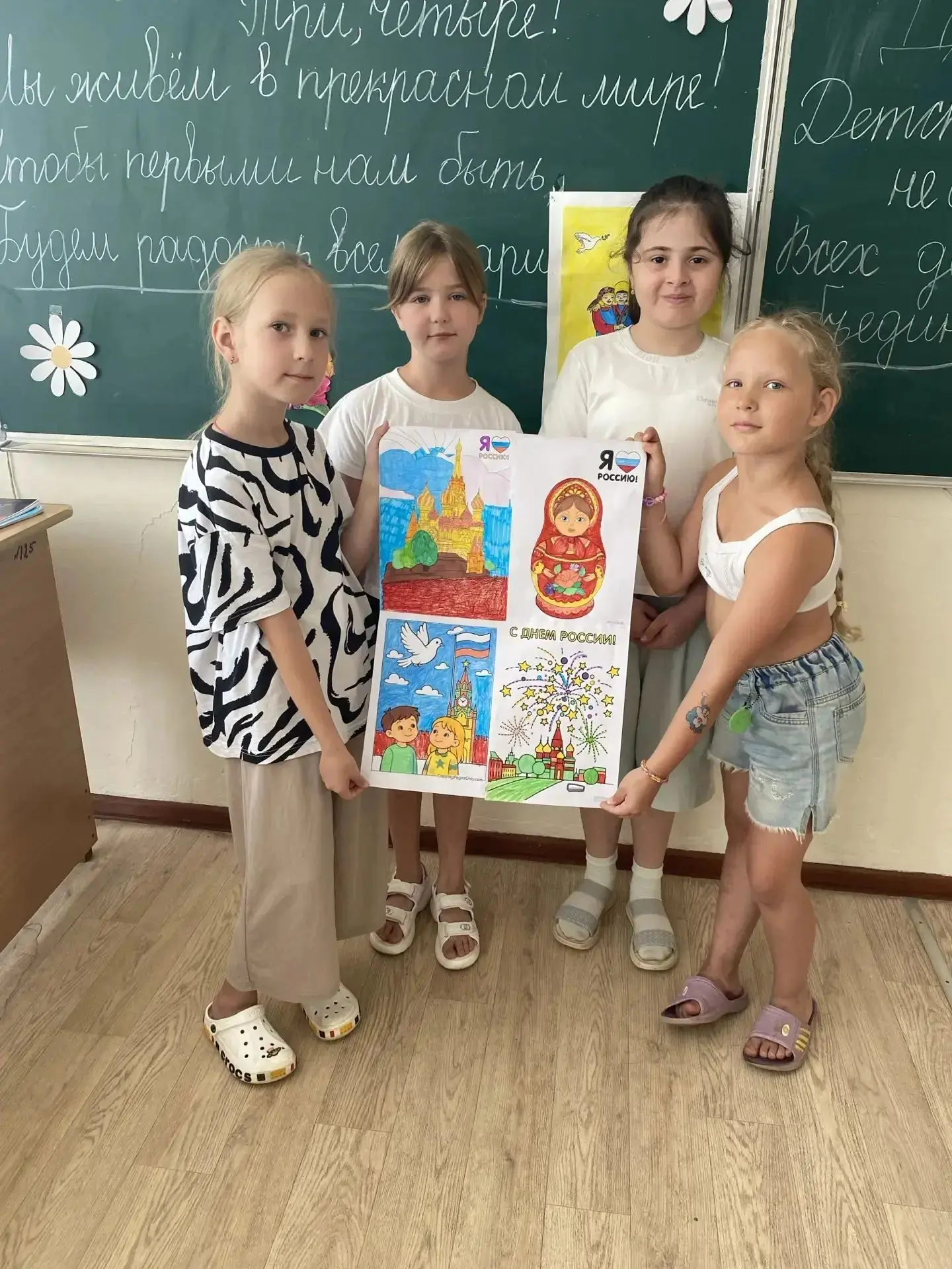 Сегодня 13.07 в детском пришкольном лагере прошёл насыщенный и яркий день, который начался с меропри