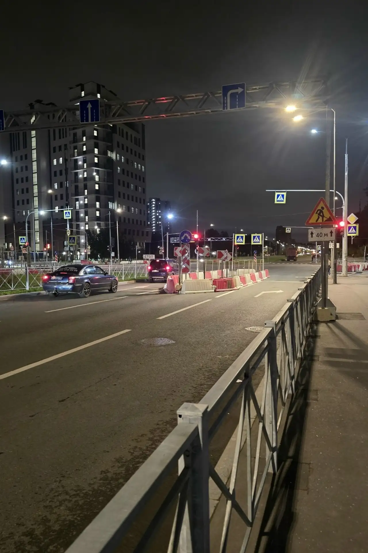 На проспекте Авиаконструкторов рядом с перекртком с Плесецкой перекрыли одну полосу в н...