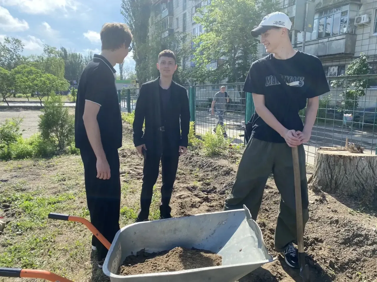 🌿 Школьный двор становится красивее: вместе создаём уголок природы! 🌿  Наши одиннадцатиклассники — н