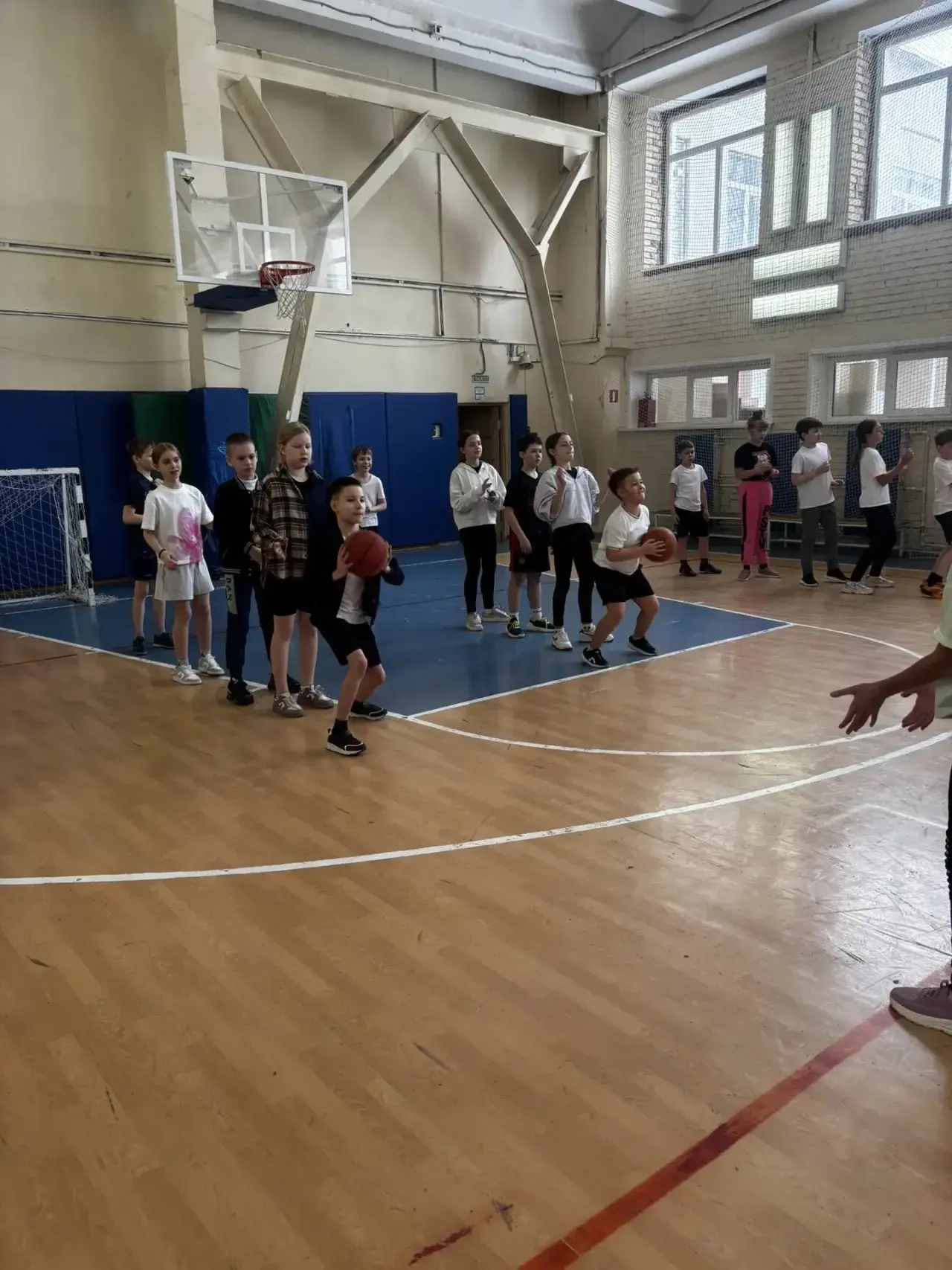 Зарядились здоровьем на все 100! 🏃‍♀️🏃‍♂️  Сегодня в стенах нашей любимой 175-й школы было жарко, ка