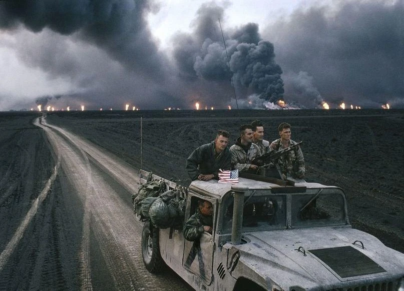 Американские солдаты во время операции «Буря в пустыне». Кувейт, 1991 год.