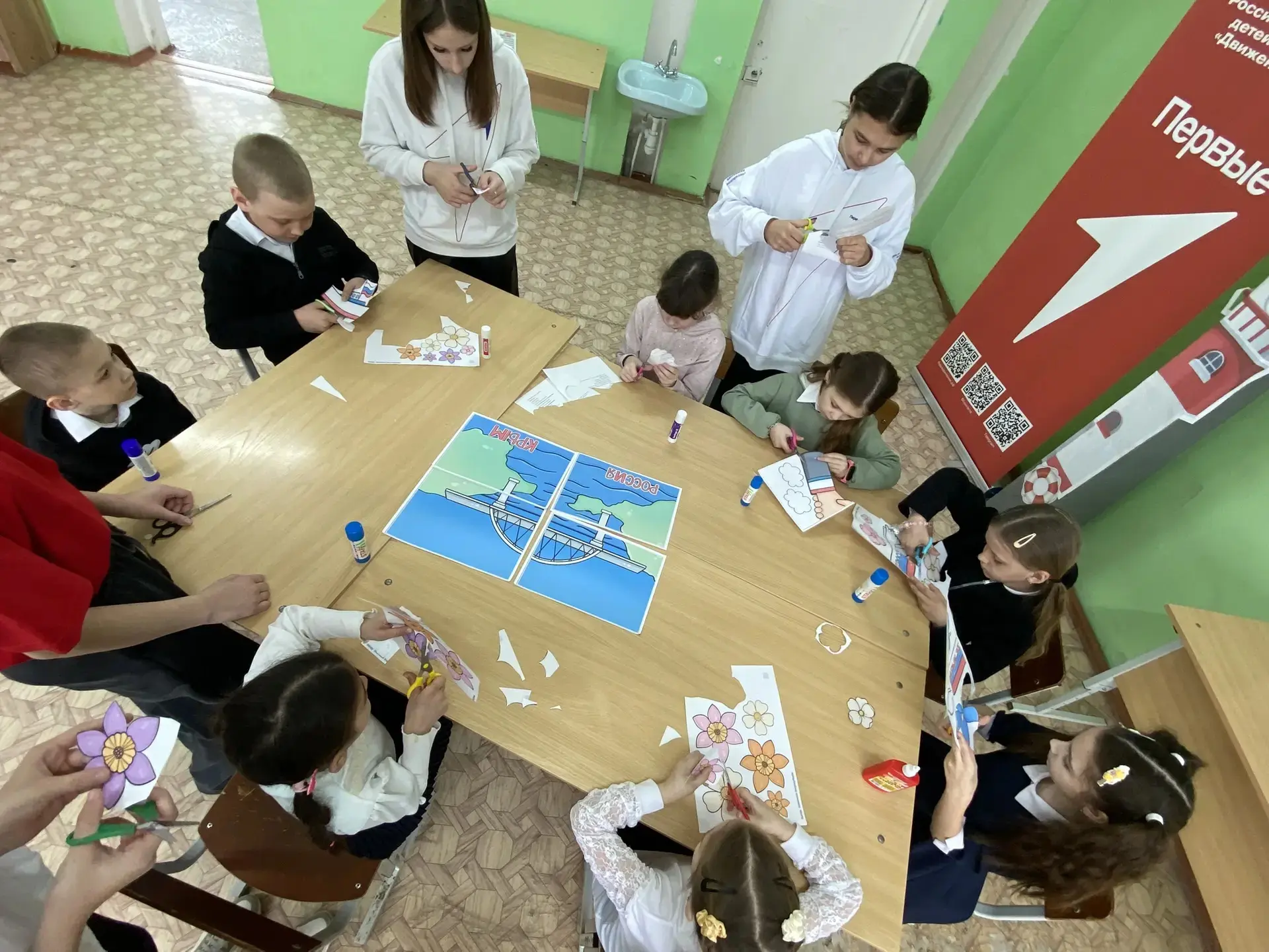 18 марта — День воссоединения Крыма с Россией. Учащиеся 1 и 3 классов Завязенской средней школы свои