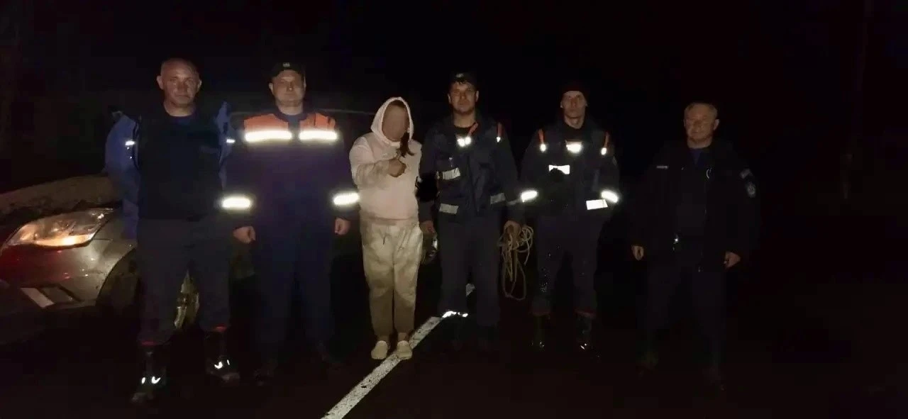 Спасатели помогли двум женщинам выбраться из лесной грязи