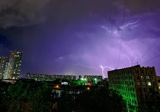 В Волгодонске из-за молнии сгорел дом

13 июня в результате грозы молния ударила в частный дом на пр