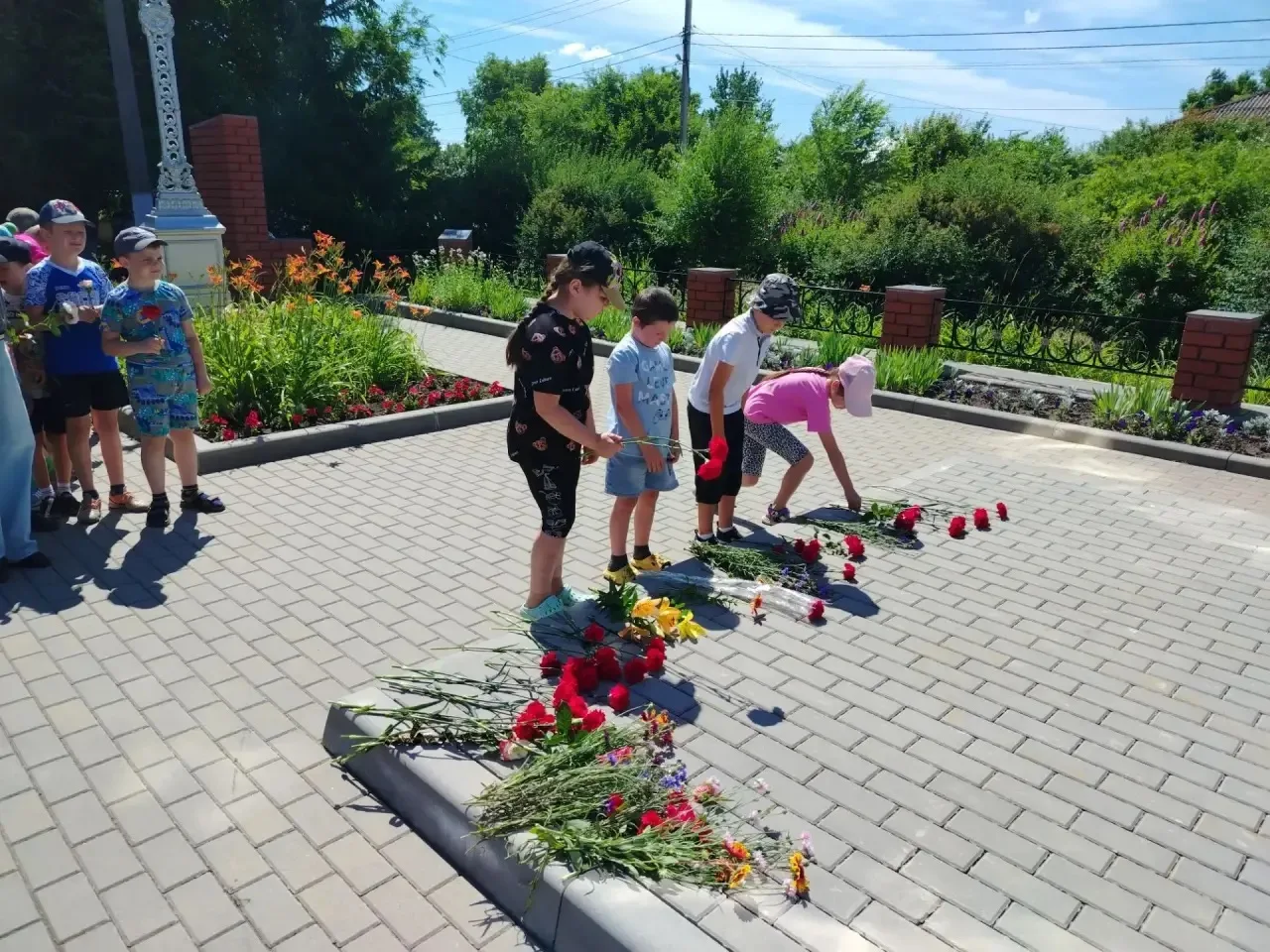🕯️ Тихо. Светло. Торжественно.

Сегодня в нашей школе зажглись десятки свечей. Мы присоединились к 
