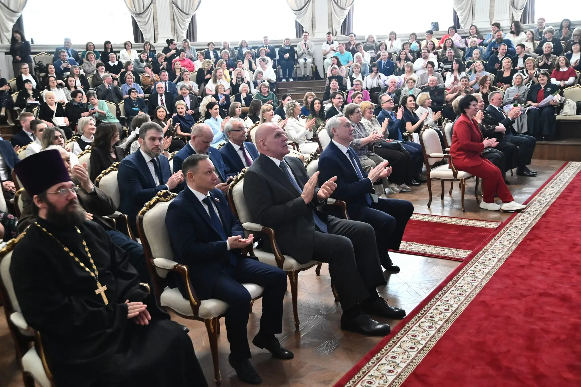Вручил награды победителям профессиональных педагогических конкурсов Новосибирской области 2026 года