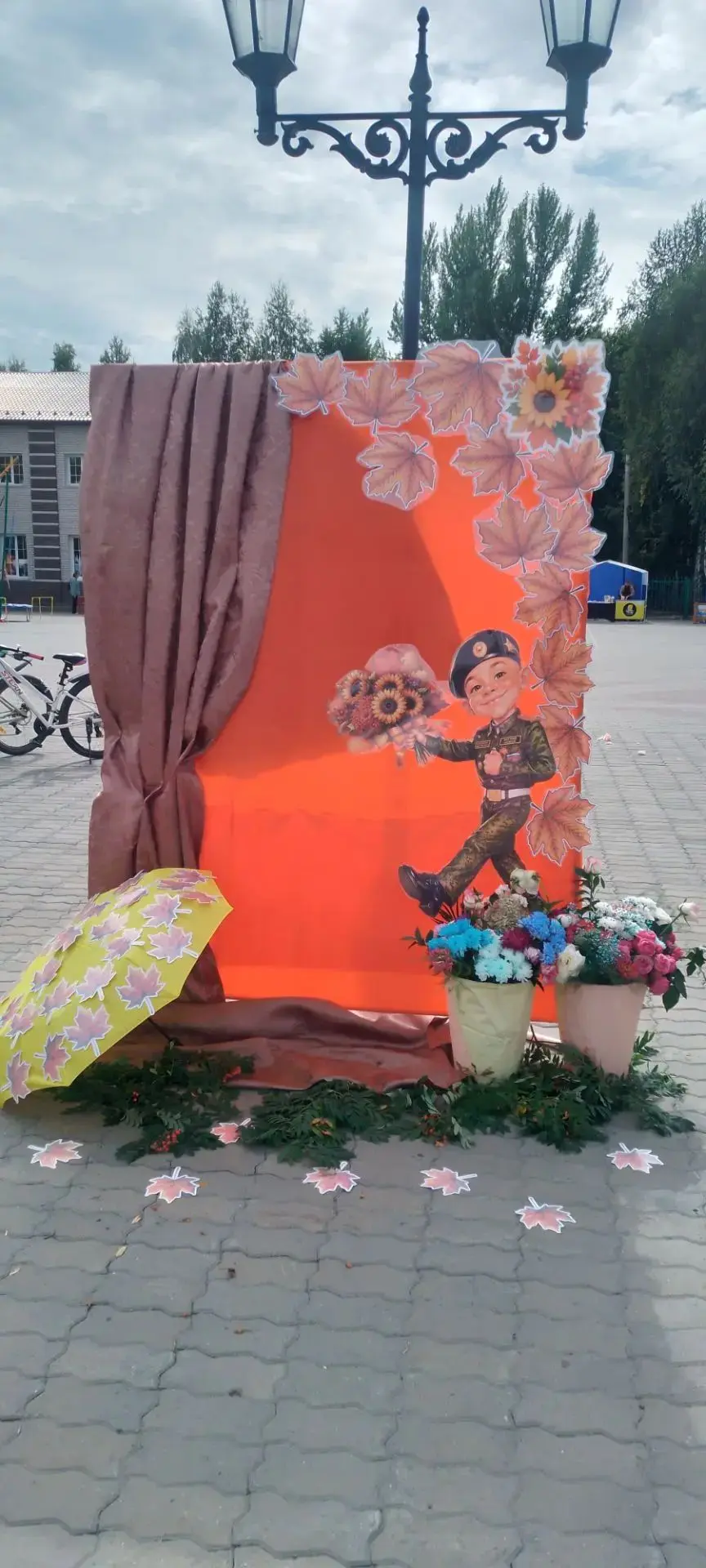 По традиции, учителя начальной школы создают цветочную композицию на заданную тему и уч...