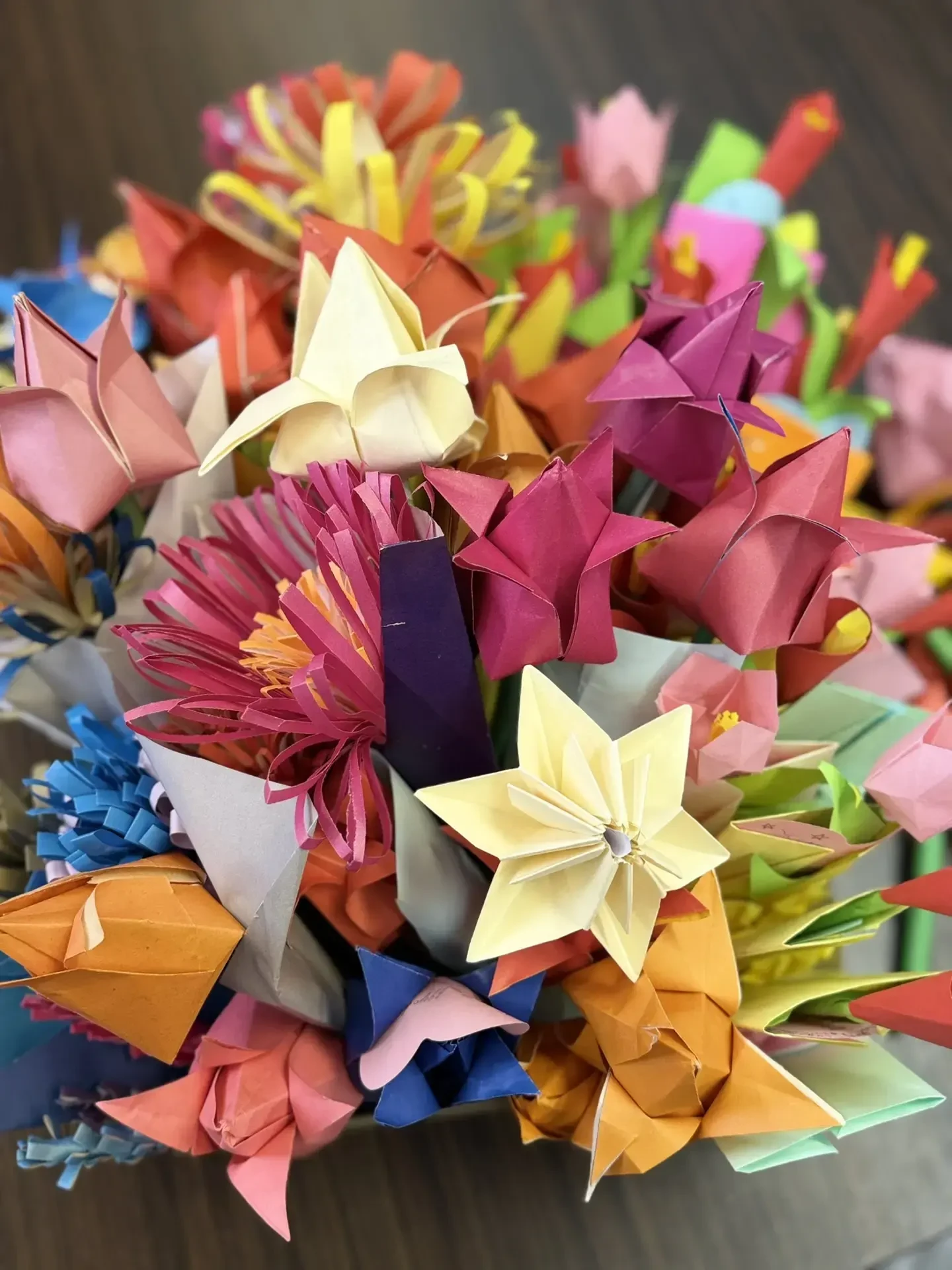 ✨Утро 6 марта в нашей школе было особенным! ✨  💐Еще на пороге чувствовалось: сегодня воздух пропитан