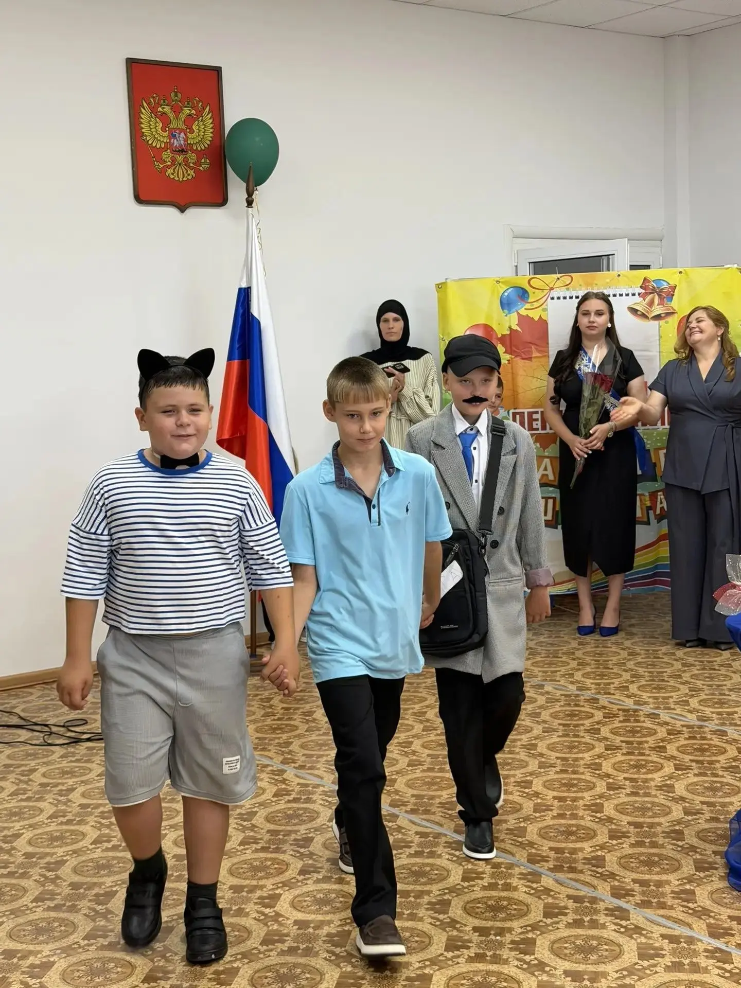 С Днём знаний! Торжественная линейка, посвящённая Году единства народов России.