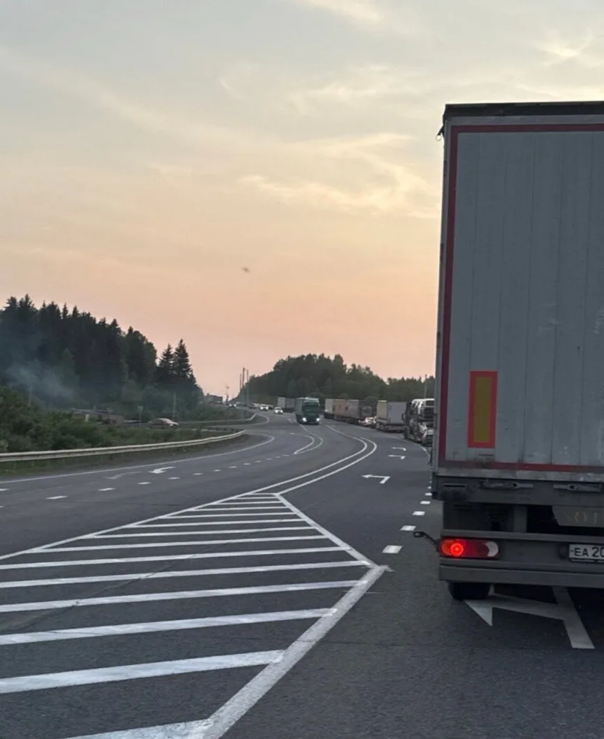 На трассе в сторону Красноярска образовалась огромная пробка.

Затор начинается ещё на подъезде к Ку