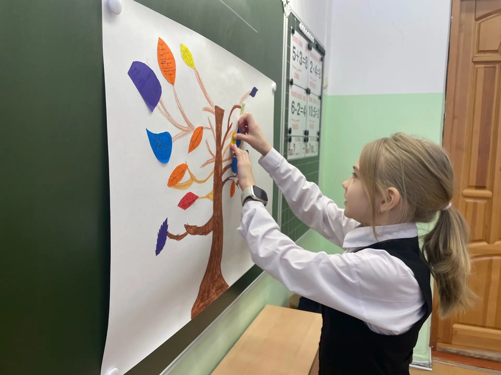 🌟 Ученики начальных классов приняли участие в тёплой и душевной акции " Дерево Доброты"  Сегодня наш