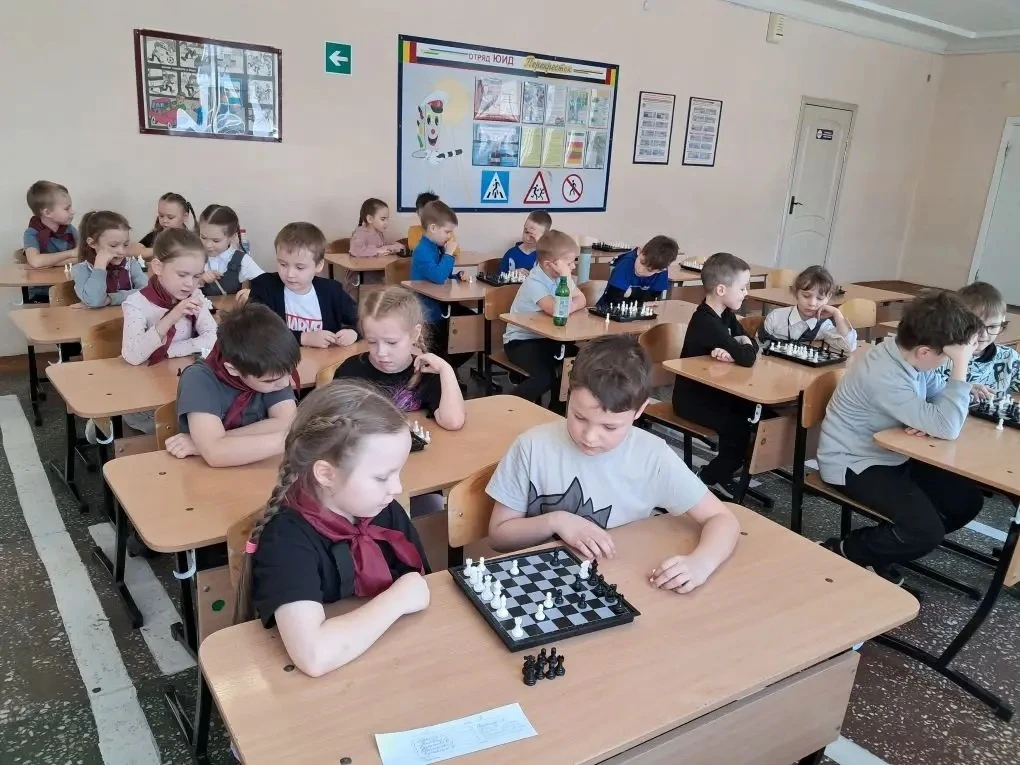 Доброе утро ☀️   ♟️ Шахматный турнир среди 1–2 классов: первые победы!  Вчера в нашей школе прошёл з