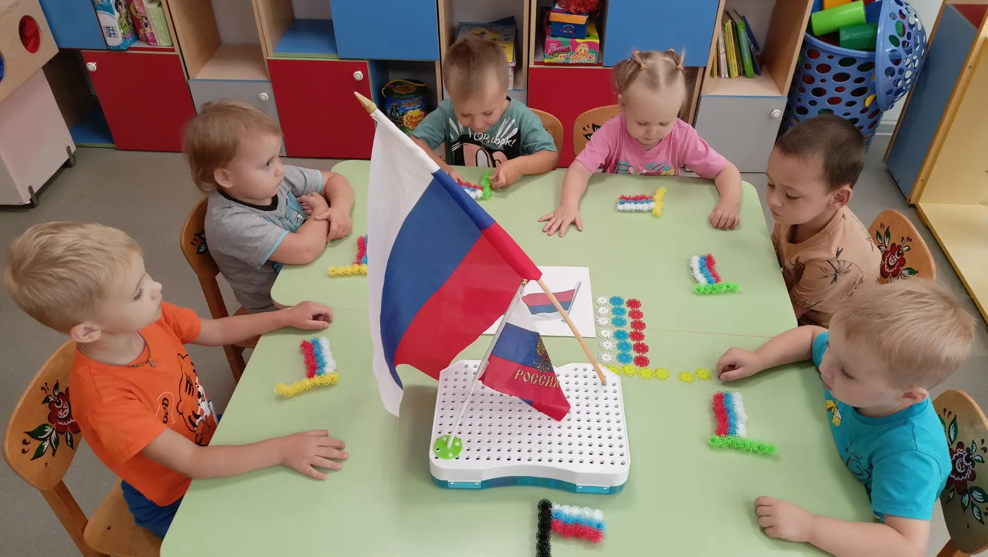 ⚪Белый – облако большое,