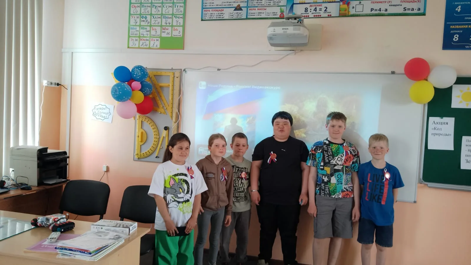 В преддверии Дня России работники культуры провели патриотическую акцию: "Символы России"