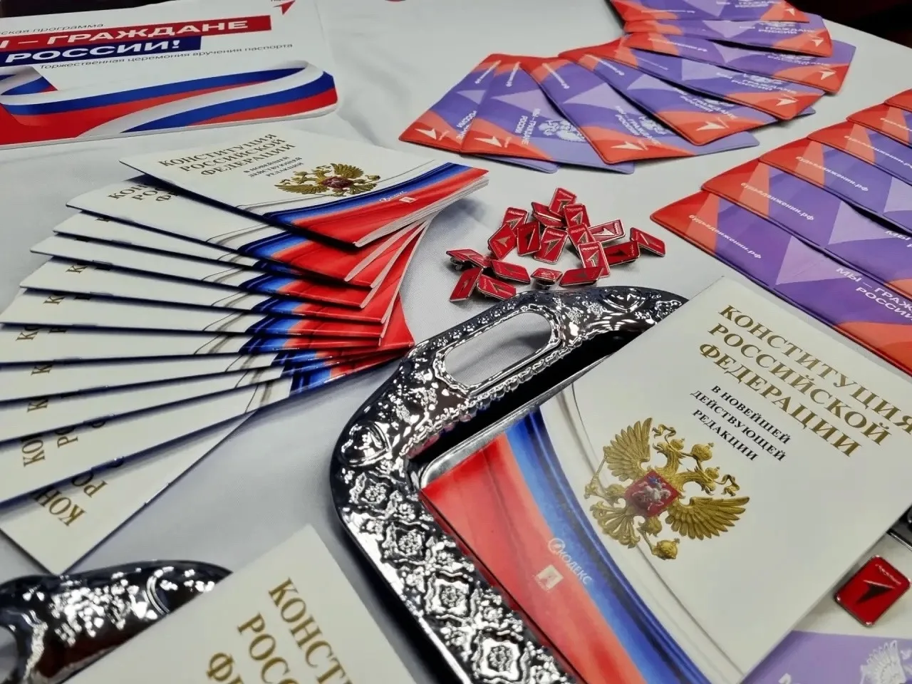 🇷🇺Паспорт под флагом страны: двойной праздник для наших Первых!